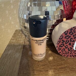 MAC Cosmetics Studio Fix Fluid Foundation NW20